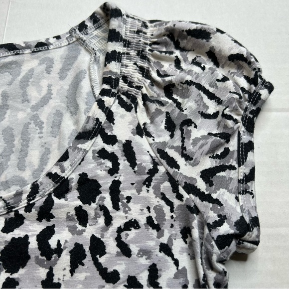 Women Apt 9 Scoopneck Essential Animal Print Black/Gray Small Short Sleeve Top - Picture 5 of 9